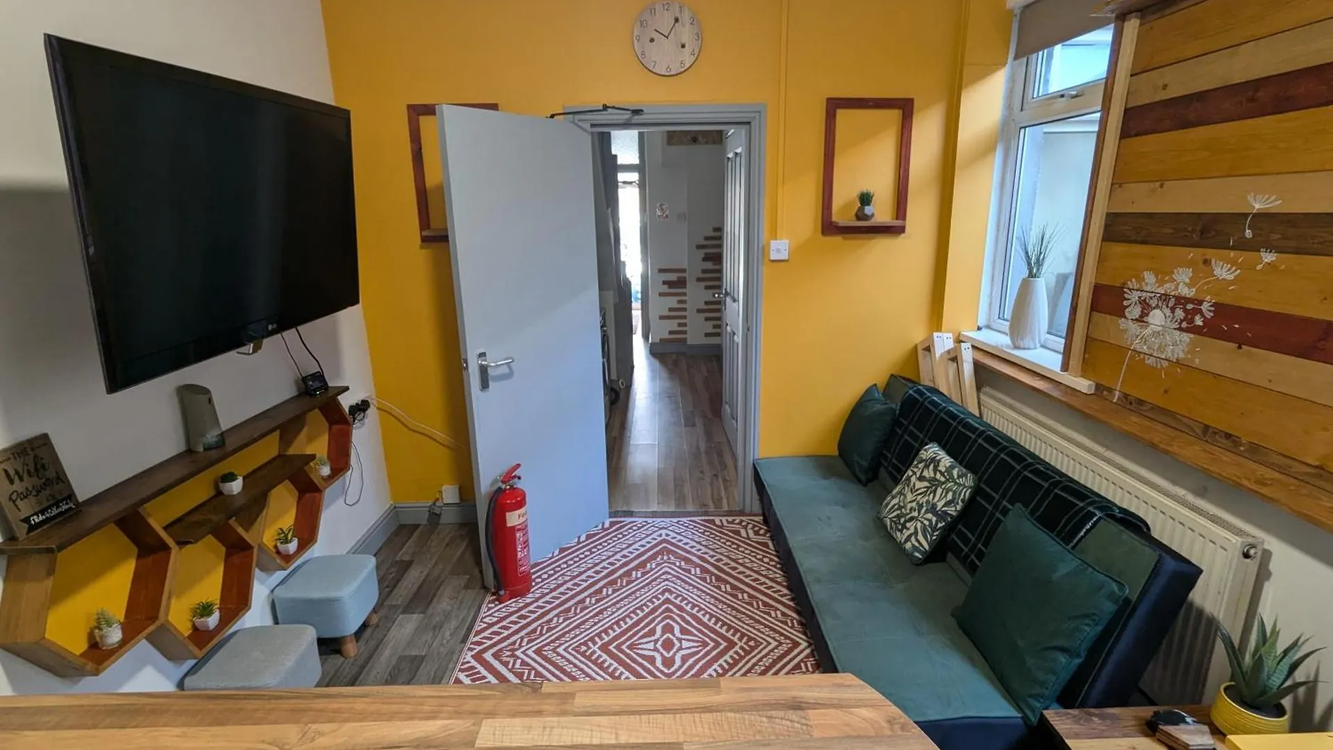R5 - Triple Room Retreat - Near Beach, Parks, Trails, City - Wifi, Free Parking - Self Catering سوانسي