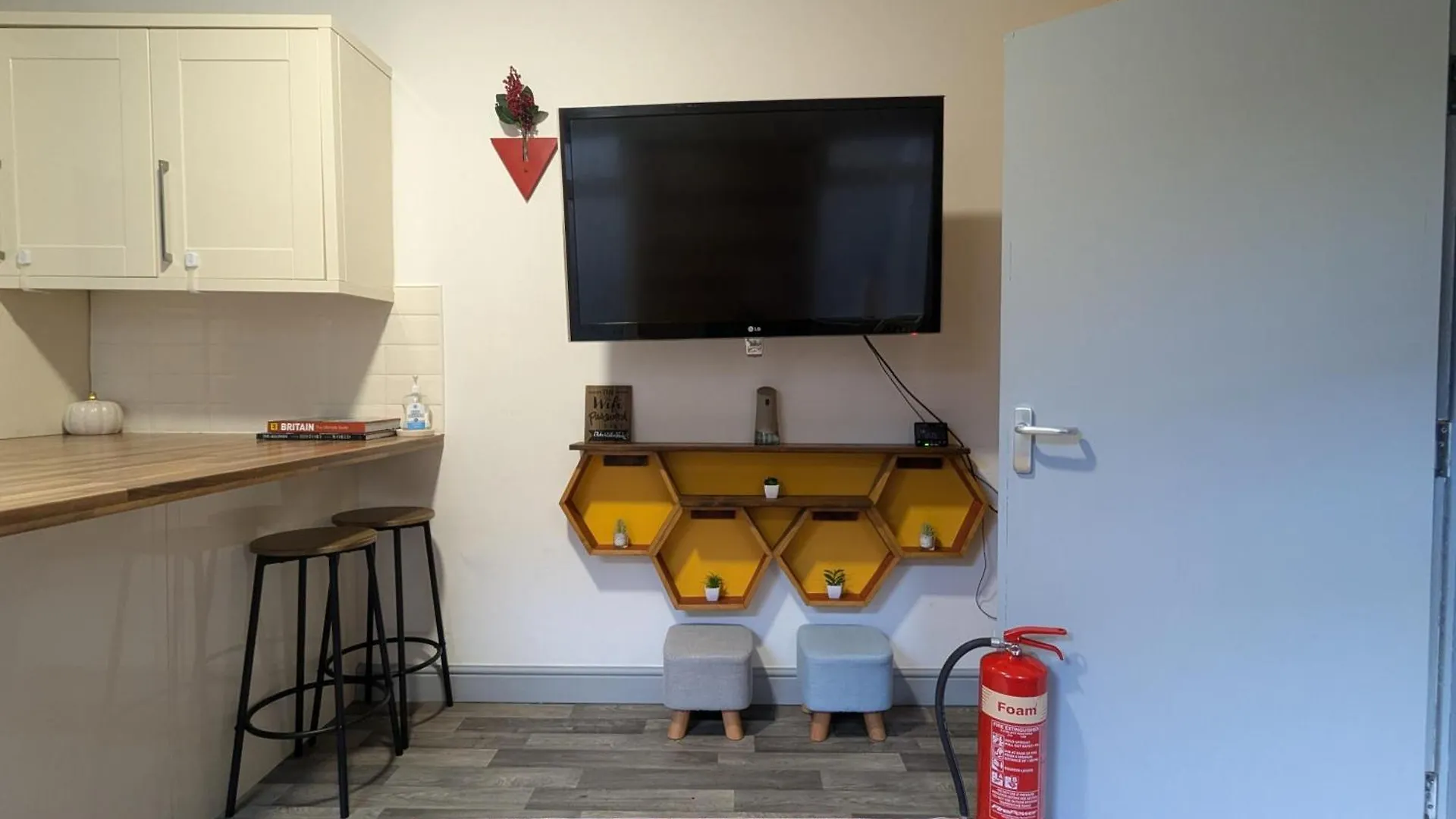 منزل للإقامة R5 - Triple Room Retreat - Near Beach, Parks, Trails, City - Wifi, Free Parking - Self Catering سوانسي