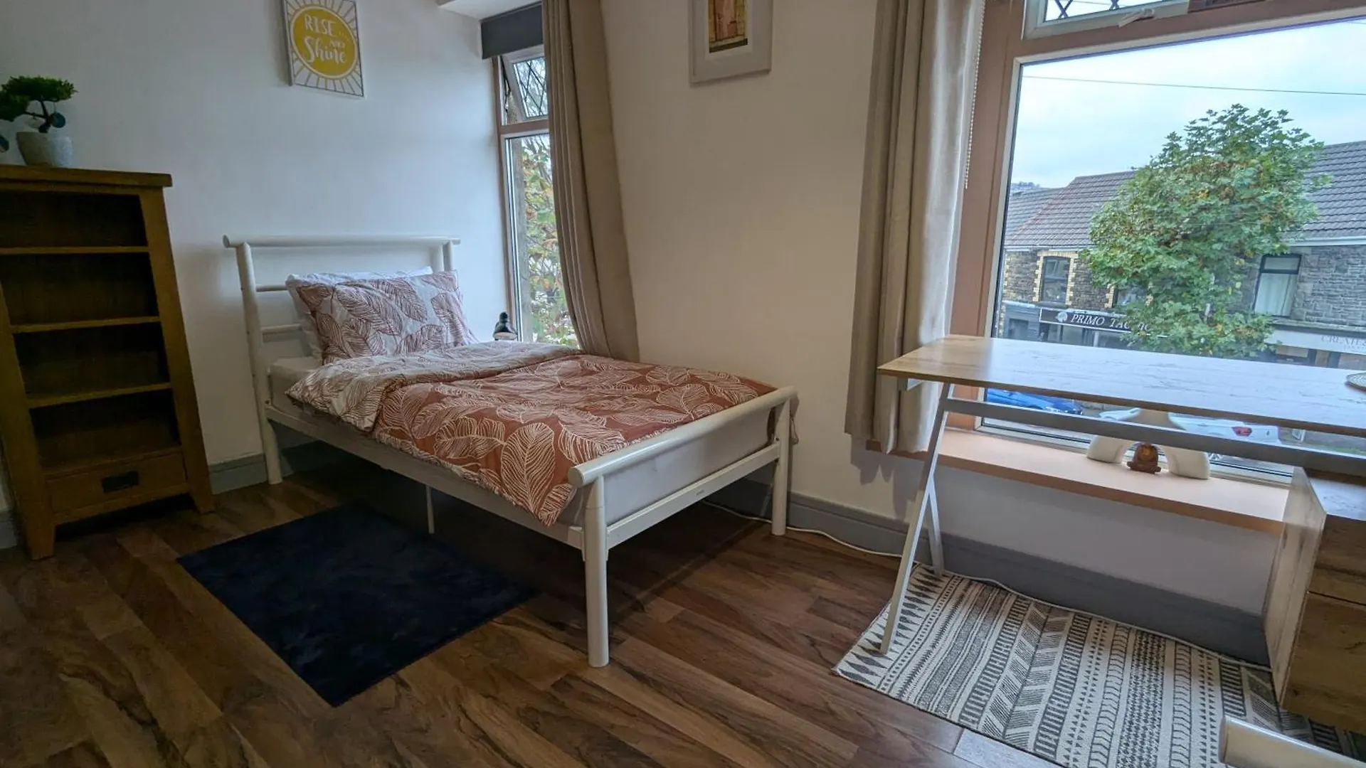 Homestay R5 - Triple Room Retreat - Near Beach, Parks, Trails, City - Wifi, Free Parking - Self Catering Swansea