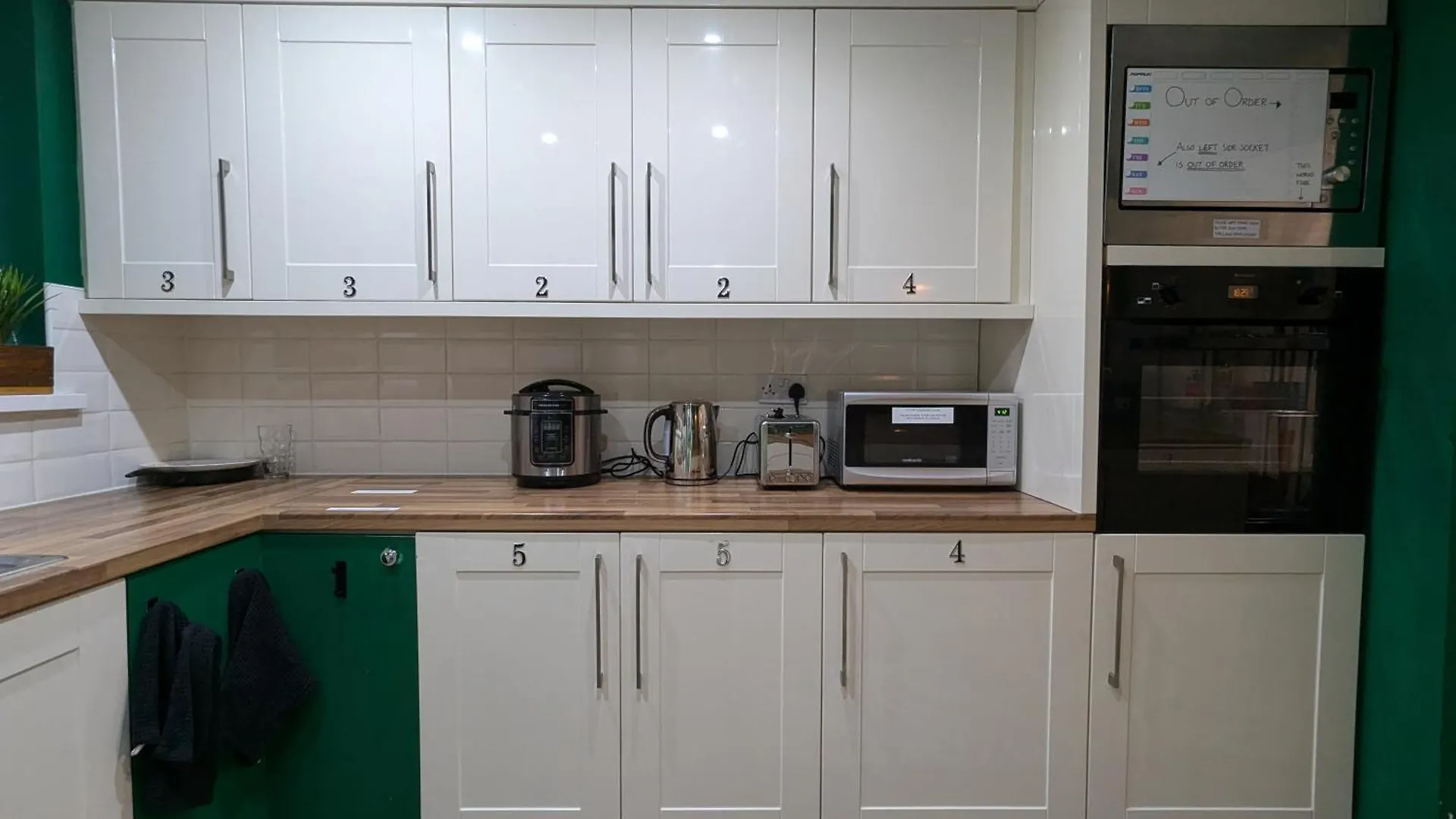 Homestay R5 - Triple Room Retreat - Near Beach, Parks, Trails, City - Wifi, Free Parking - Self Catering Swansea