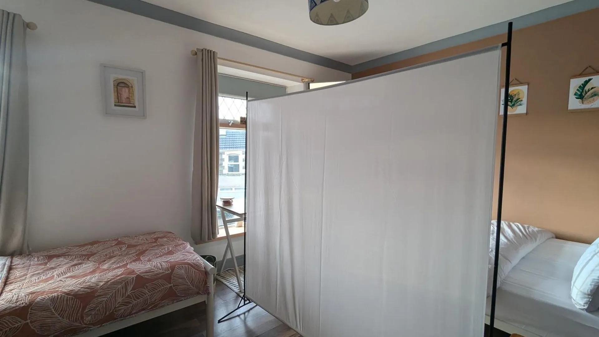 R5 - Triple Room Retreat - Near Beach, Parks, Trails, City - Wifi, Free Parking - Self Catering Swansea Homestay