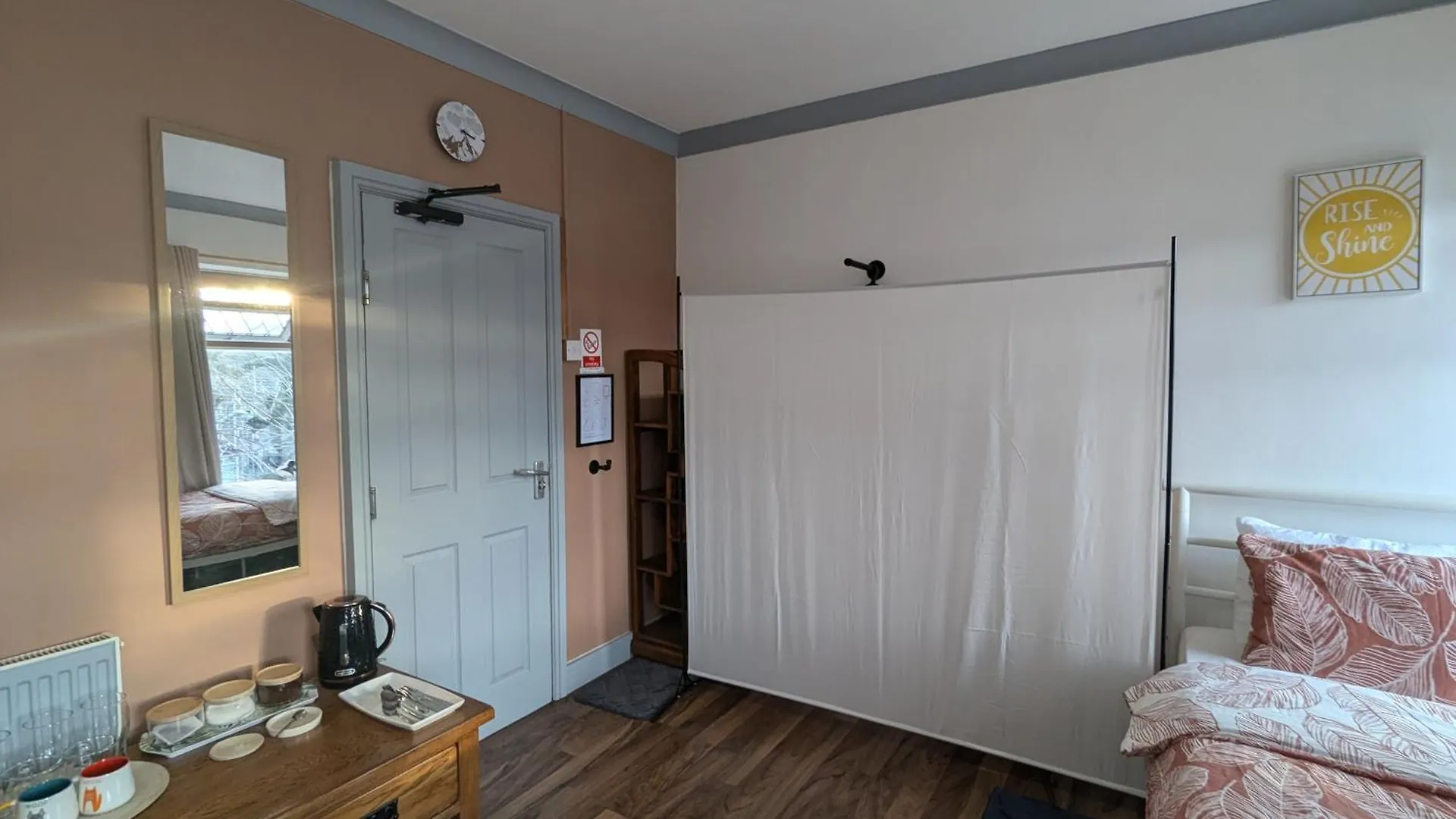 Homestay R5 - Triple Room Retreat - Near Beach, Parks, Trails, City - Wifi, Free Parking - Self Catering Swansea United Kingdom