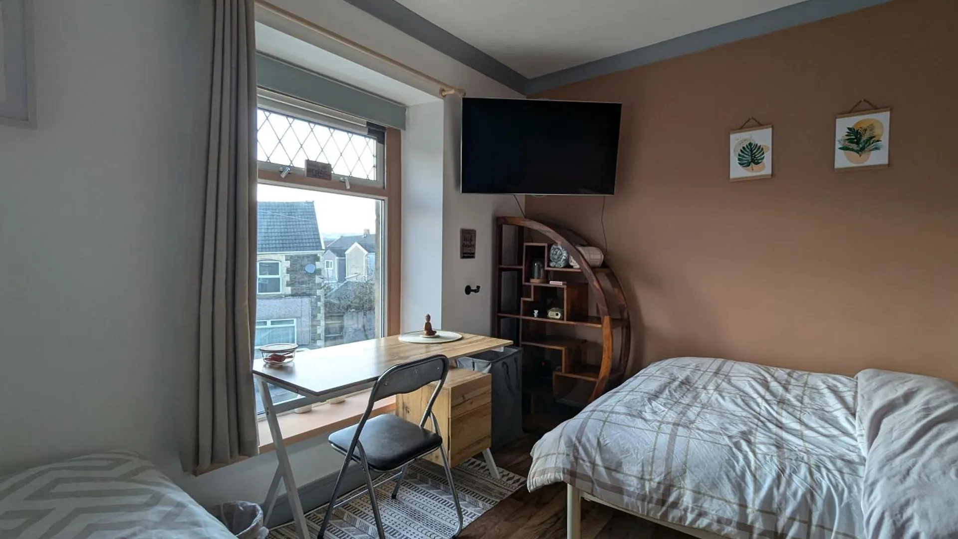 R5 - Triple Room Retreat - Near Beach, Parks, Trails, City - Wifi, Free Parking - Self Catering Swansea