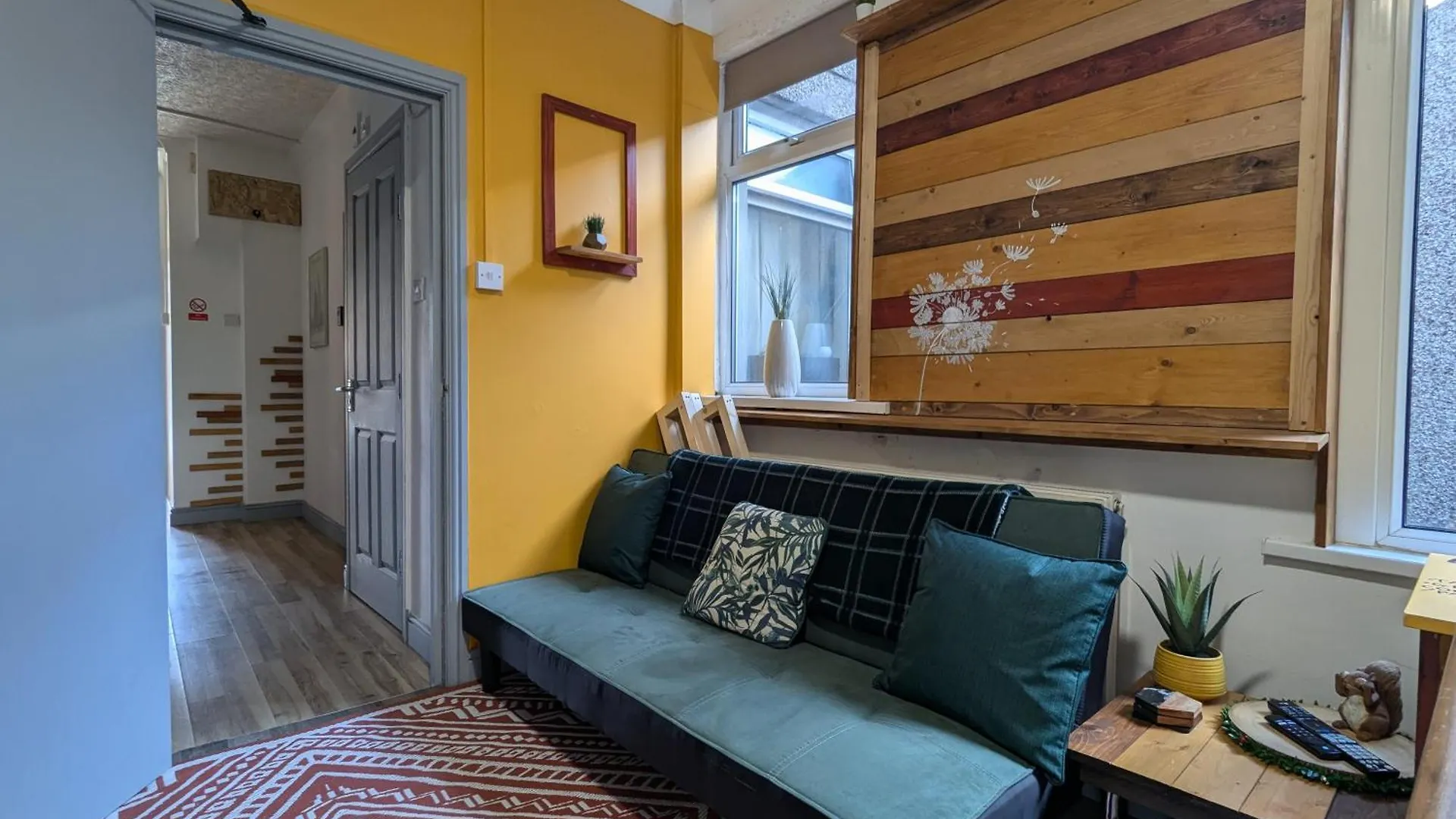 Homestay R5 - Triple Room Retreat - Near Beach, Parks, Trails, City - Wifi, Free Parking - Self Catering Swansea United Kingdom