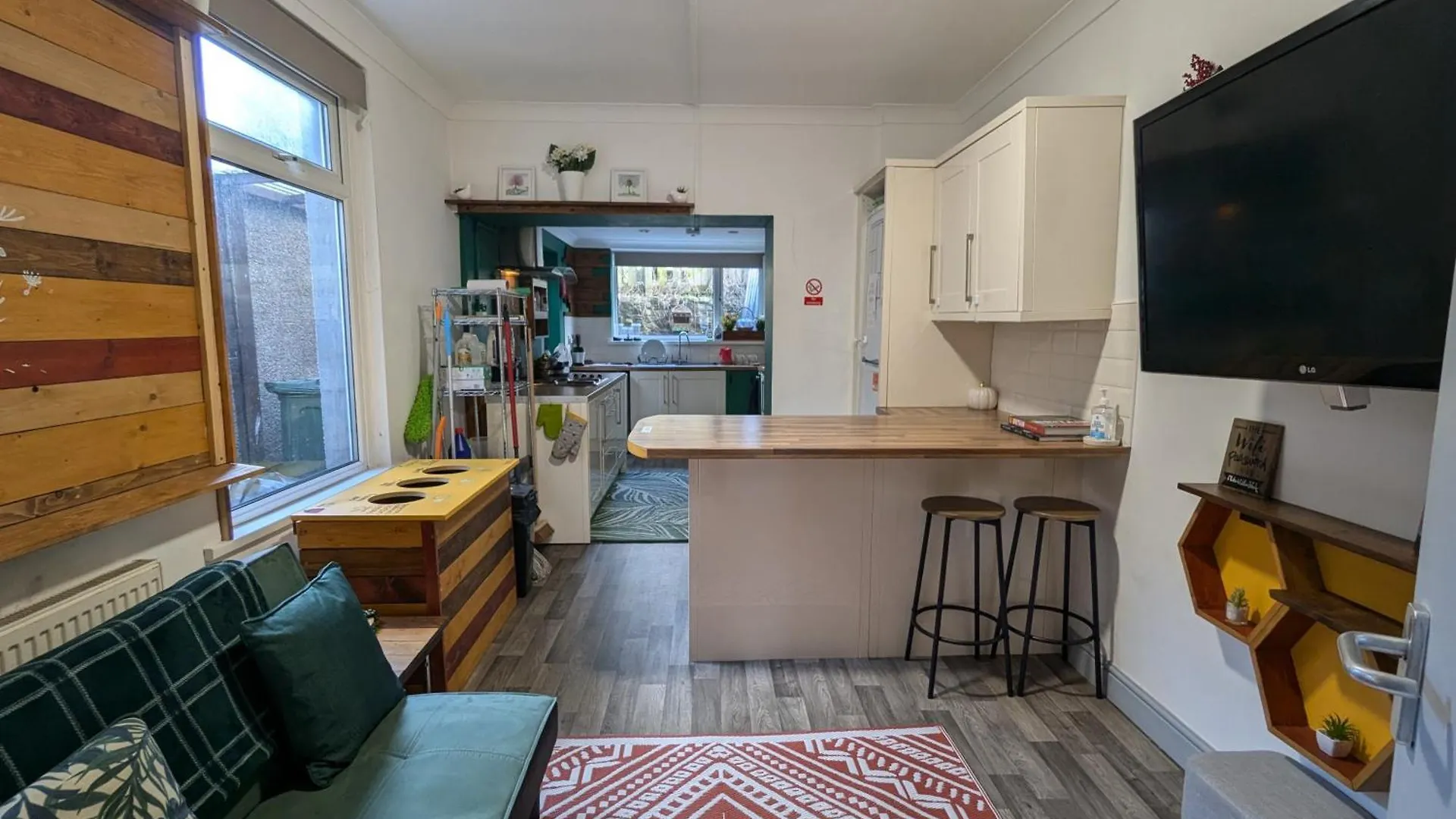 R5 - Triple Room Retreat - Near Beach, Parks, Trails, City - Wifi, Free Parking - Self Catering Swansea 0*,